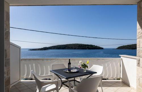 Molunat Apartment | House Rasica
