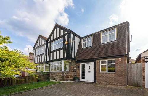 Underhill House | House - Sleeps 10 - Garden - Parking
