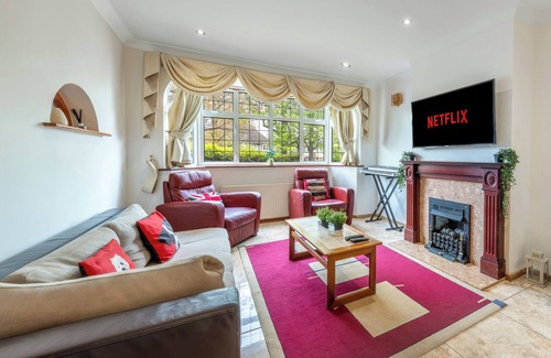 Underhill House | House - Sleeps 10 - Garden - Parking