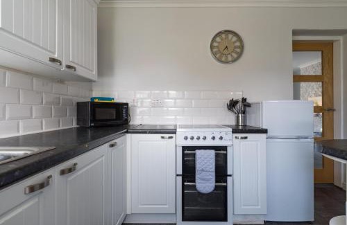 Ashington House | House - Sleeps 4 - Pet friendly - Garden - Parking