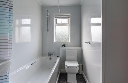 Ashington House | House - Sleeps 4 - Pet friendly - Garden - Parking