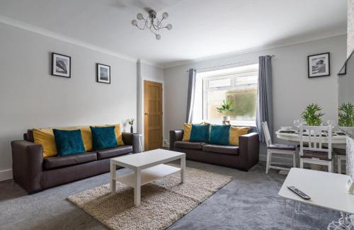 Ashington House | House - Sleeps 4 - Pet friendly - Garden - Parking