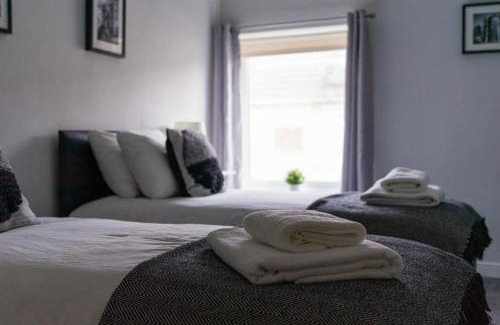 Ashington House | House - Sleeps 4 - Pet friendly - Garden - Parking