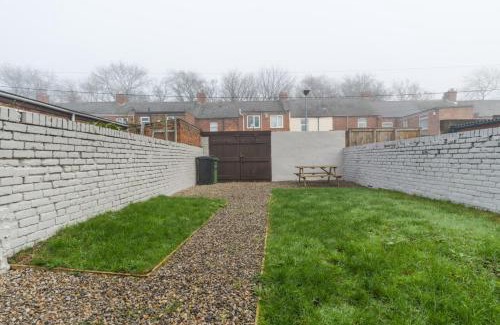 Ashington House | House - Sleeps 4 - Pet friendly - Parking - Garden