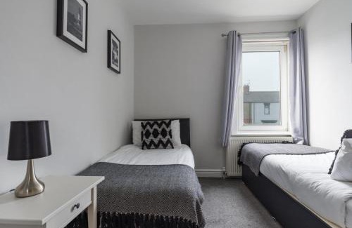 Ashington House | House - Sleeps 4 - Pet friendly - Parking - Garden