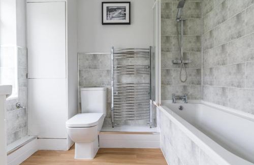 Ashington House | House - Sleeps 4 - Pet friendly - Parking - Garden