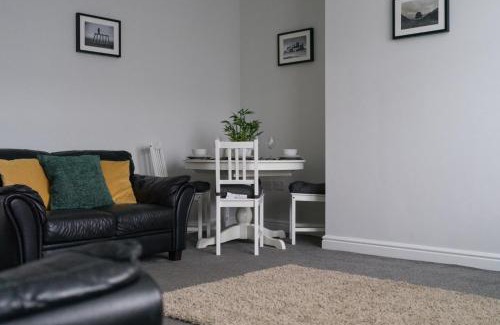 Ashington House | House - Sleeps 4 - Pet friendly - Parking - Garden