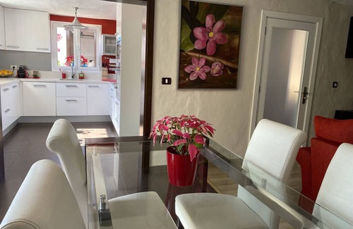Agaete House | House with heated pool and jacuzzi, groups, families with pets and views.