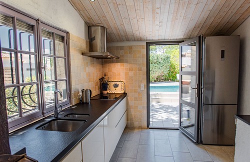 La Bouverie House | House with a private pool 15 km from the sea
