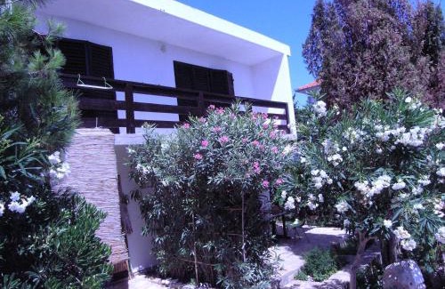 Kosljun Apartment | House with a garden 50m from the sea