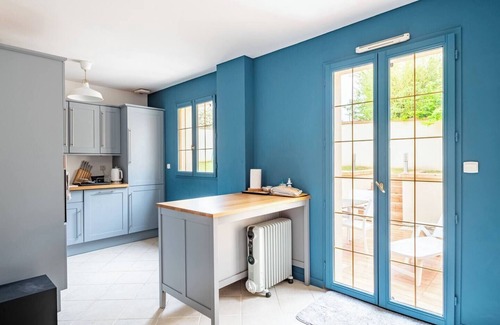 Bonnieres-sur-Seine House | House with terrace and garden near Giverny.