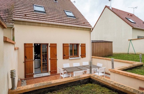 Bonnieres-sur-Seine House | House with terrace and garden near Giverny.