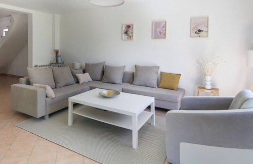 Morieres-les-Avignon Villa | House with terrace and garden near Avignon