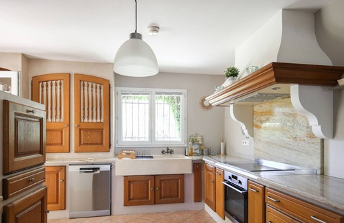 Morieres-les-Avignon Villa | House with terrace and garden near Avignon