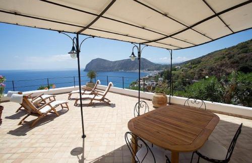 Canneto House | House with garden and sea view in Lipari