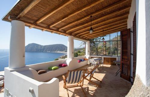 Canneto House | House with garden and sea view in Lipari