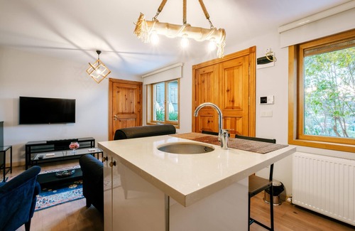 Uskudar Villa | House with Garden and Bosphorus View in Kuzguncuk