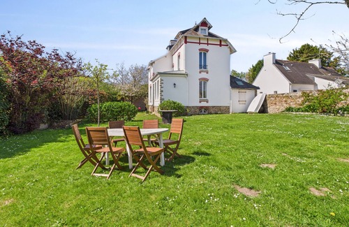 Fouesnant Ski Chalet | House with garden for 4 adults and 2 children