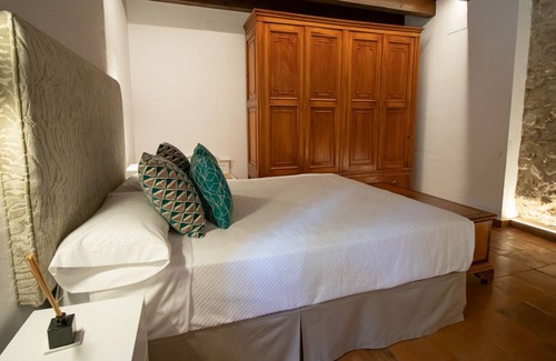 Old Town Cottage | House with garden, pool and private parking in the historic heart of Cuenca