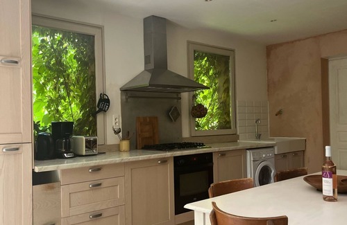 Cadenet Villa | House with private garden & parking in a plant nursery