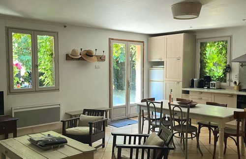 Cadenet Villa | House with private garden & parking in a plant nursery