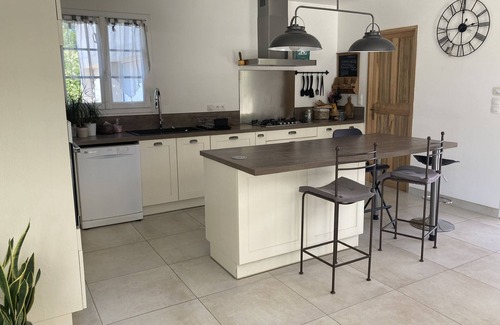 Saint-Didier House | House with swimming pool and wooded garden sleeps 6