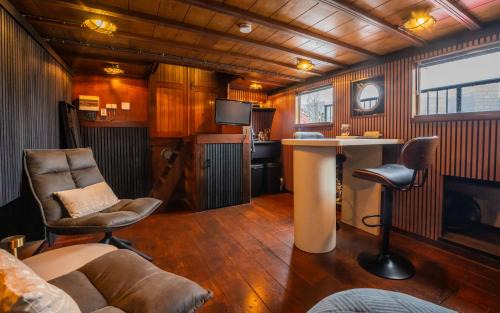 Nieuwmarkt en Lastage House | Houseboat-Amsterdam-Classic