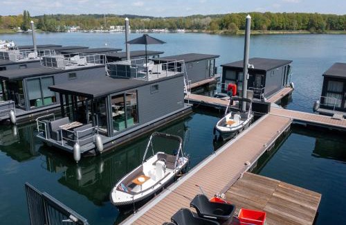 Middelaar Boat Rental | Houseboat at Mookerplas , cleaning included