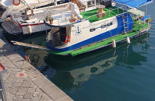 Torre del Greco Boat Rental | Houseboat Experience - 0 km from the sea