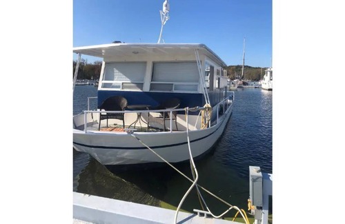 Douglas Boat Rental | Houseboat Getaway - Stay aboard Into the Blue!