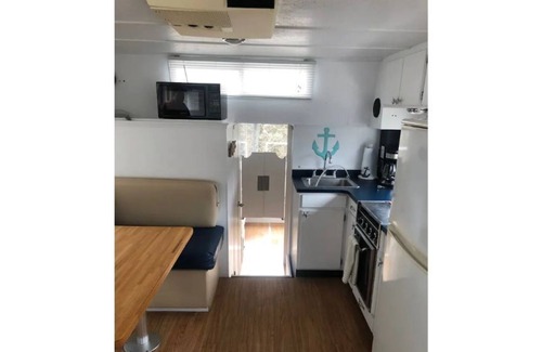 Douglas Boat Rental | Houseboat Getaway - Stay aboard Into the Blue!