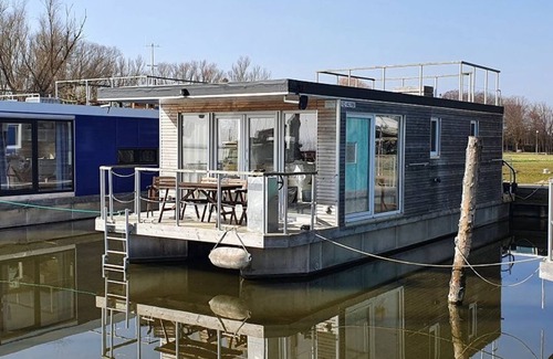 Kroeslin Boat Rental | Houseboat Glaukos