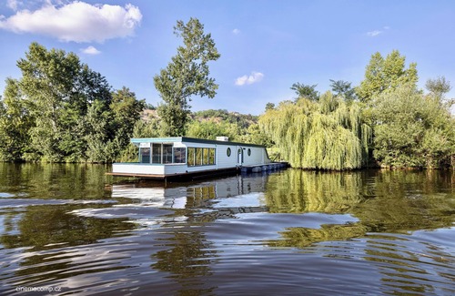 Holesovice Boat Rental | Houseboat in Prague, private swimming, nice view, airconditioning, free parking.