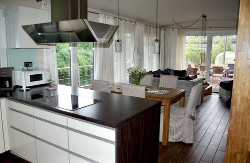 Barmbek-Sued Boat Rental | Houseboat in central Hamburg with canoe right on the water instead of vacation home with garden
