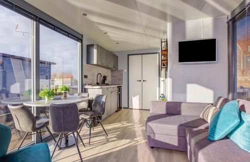 Volendam Boat Rental | Houseboat in Volendam near Fort Edam