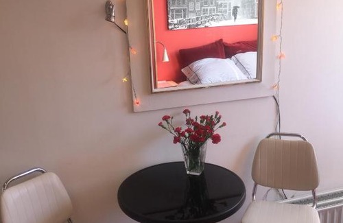 Haarlemmerbuurt Bed & Breakfast | Houseboat Westerdok