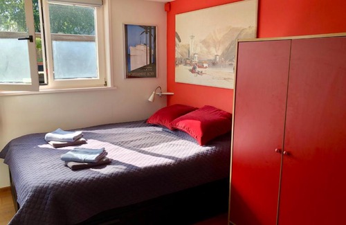 Haarlemmerbuurt Bed & Breakfast | Houseboat Westerdok