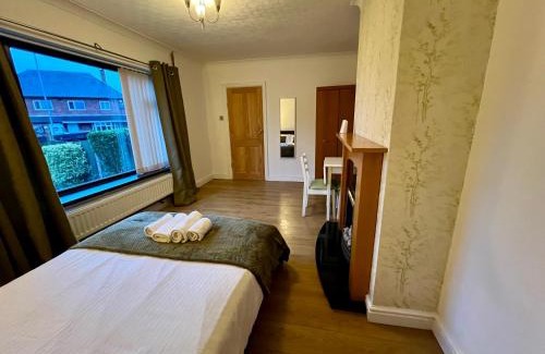 Stoke-on-Trent House | Housefield Stay, Room 4