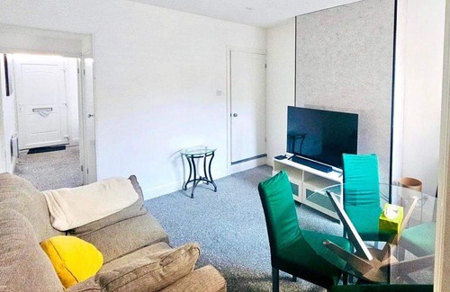 Leicester House | Housesleeps6-garden-freeparking-wifi-cityretreat