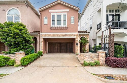 Greater Heights House | Houston Centrally Located w Backyard Pool Retreat