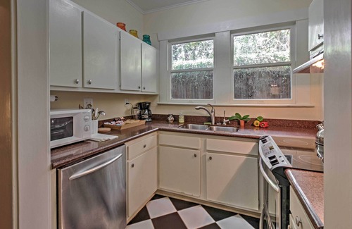 Montrose Cottage | Houston Montrose Home: Walk to Bars & Restaurants!