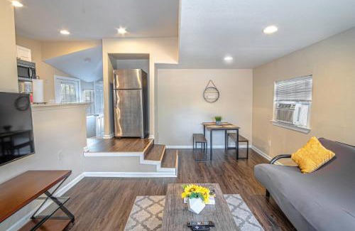 Arena District Apartment | Houston St Guest house near Downtown/Military base