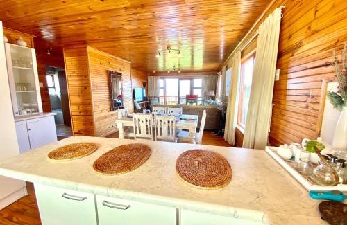 Aston Bay Ski Chalet | Houtboschbaai 9 Pelikaan