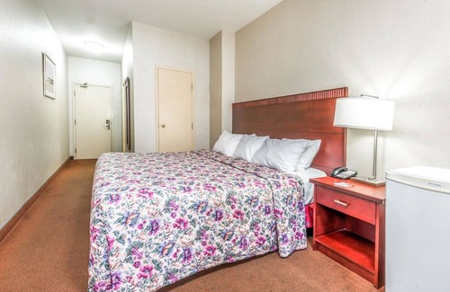 Sunnyside Hotel | Howard Johnson by Wyndham Toronto Downtown West