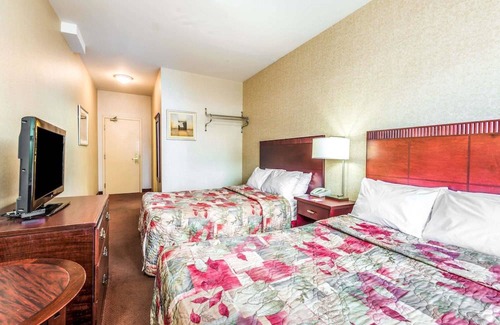 Sunnyside Hotel | Howard Johnson by Wyndham Toronto Downtown West