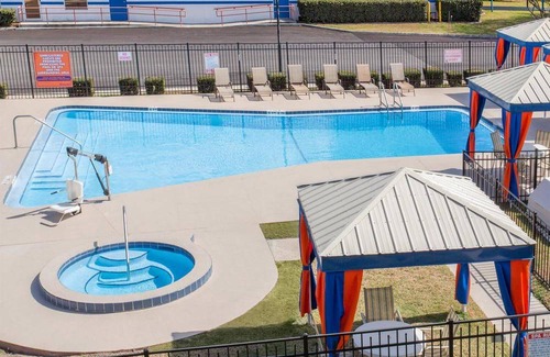 Fellowship Hotel | Howard Johnson by Wyndham Ocala FL