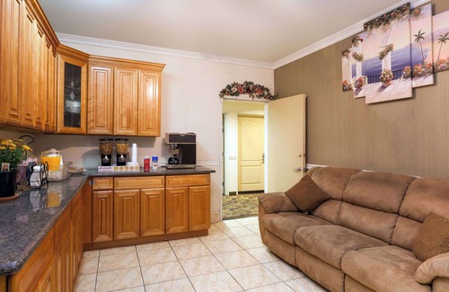 Bakersfield Hotel | Howard Johnson by Wyndham Bakersfield
