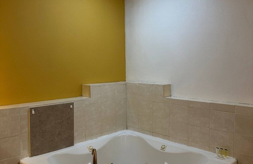 Bakersfield Hotel | Howard Johnson by Wyndham Bakersfield
