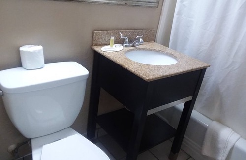 Lake Charles Hotel | Howard Johnson by Wyndham Historic Lake Charles