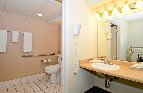 Fair Plain Hotel | Howard Johnson by Wyndham Benton Harbor/St. Joseph